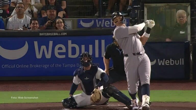 Aaron Judge bateando con New York Yankees