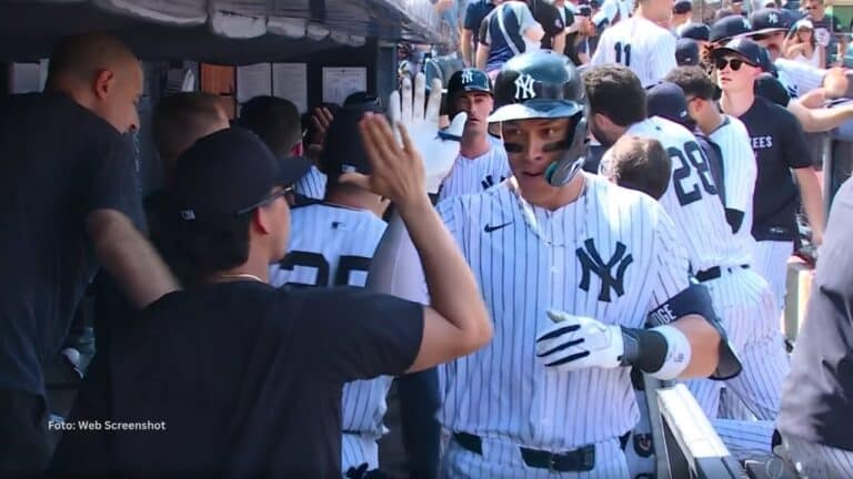 Aaron Judge celebra un jonrón junto a sus compañeros en New York Yankees