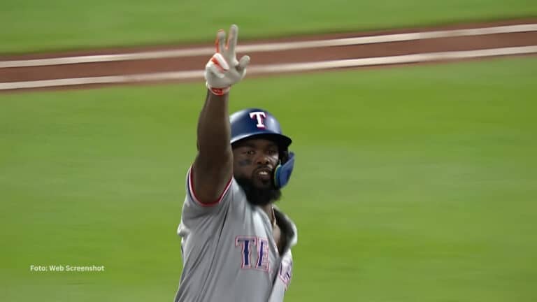 Adolis Garcia recorre las bases tras jonron con Texas Rangers