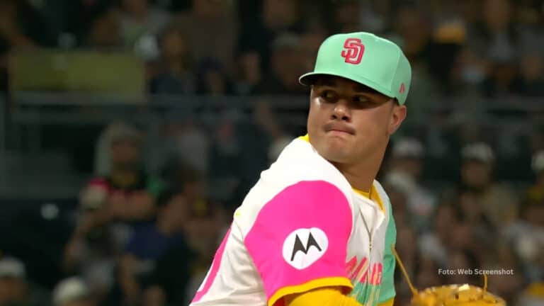 Adrian Morejón lanzando con San Diego Padres