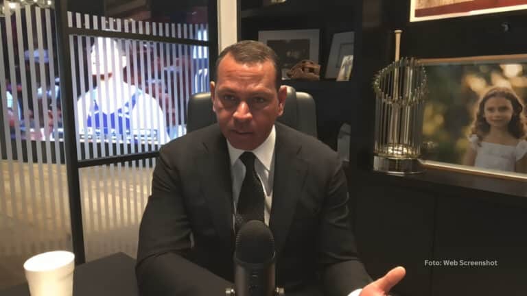 Alex Rodriguez en una entrevista en su oficina