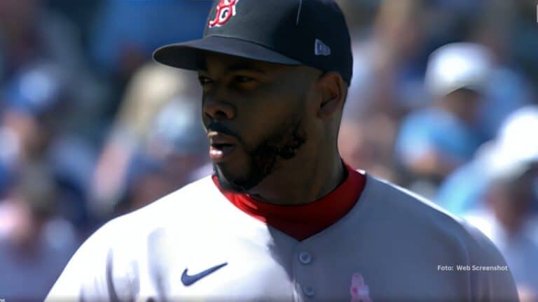 Aroldis Chapman saltó al diamante y silenció sin ningún contratiempos el corazón de la alineación de casa.