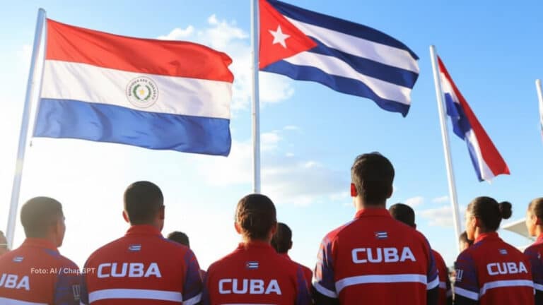 Atletas cubanos junto a la bandera de Paraguay y Cuba