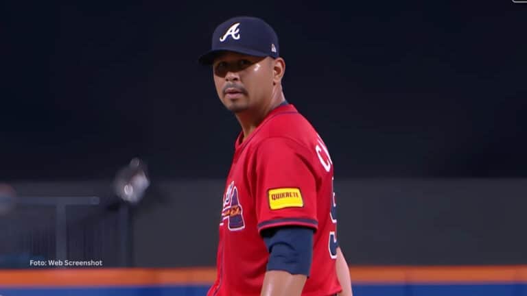 El derecho venezolano Carlos Carrasco, de 38 años de edad, firmó este lunes 18 de agosto un contrato de Ligas Menores