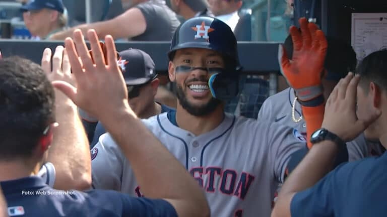 Carlos Correa celebra en el dugout de Houston Astros