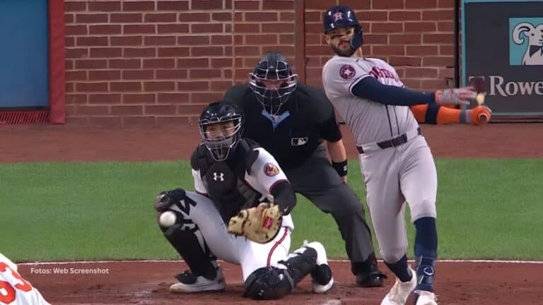 Carlos Correa bateando con el conjunto de Houston Astros