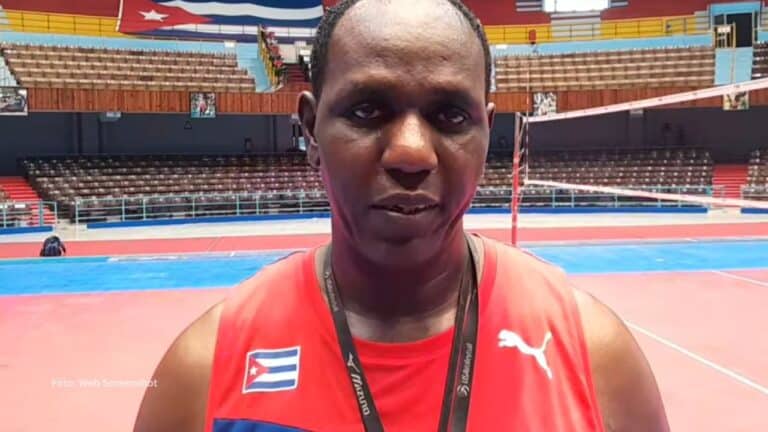 Jesús Cruz hizo historia en el voleibol cubano en la Liga de Naciones 2025, cuando por 1ra vez en la historia comandó a sus alumnos a la final.