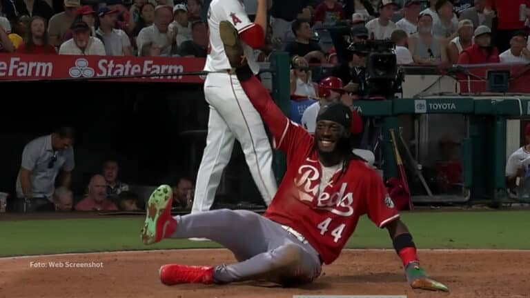 Elly De La Cruz se desliza en home tras una corrida desde la inicial
