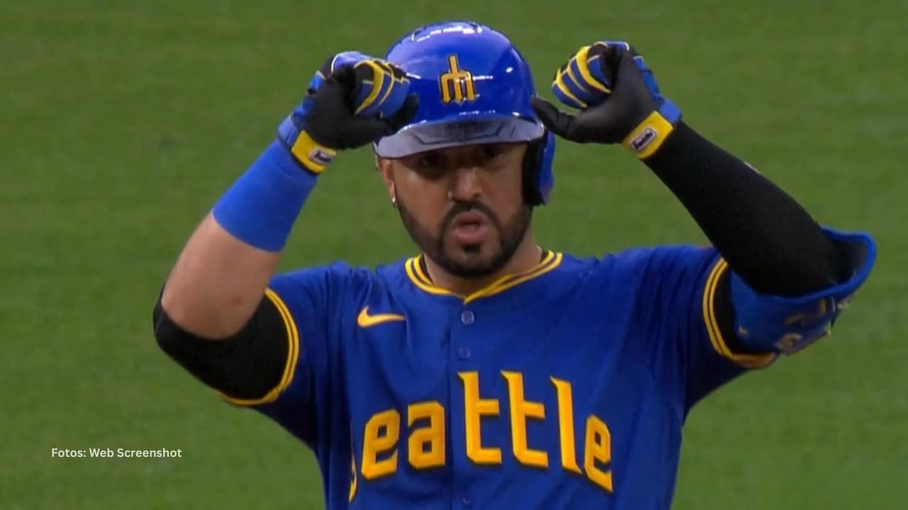 Eugenio Suarez celebra batazo con Seattle Mariners