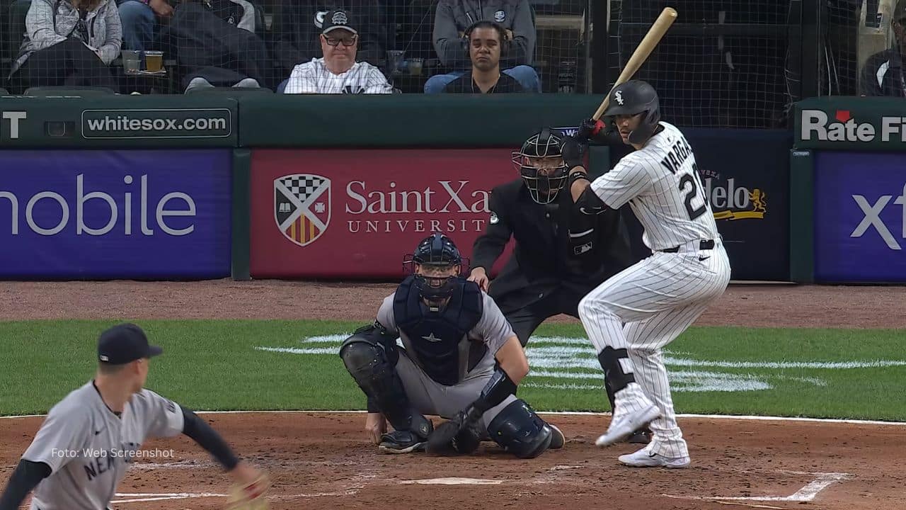 Miguel Vargas empató el juego con un batazo de más de 400 pies de distancia.