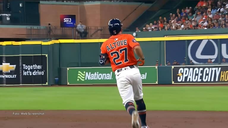 Jose Altuve recorriendo las bases tras jonrón con Houston Astros