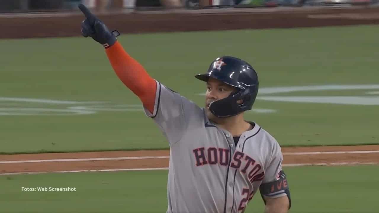 Jose Altuve recorre las bases tras jonrón con Houston Astros