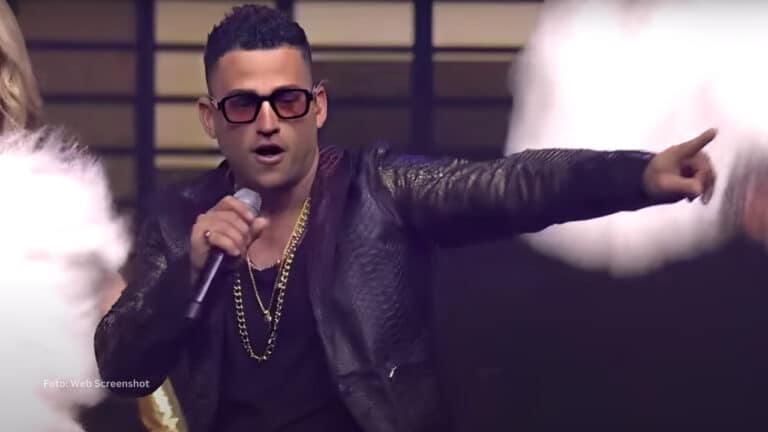 Jose Iglesias cantando "OMG" en un concierto