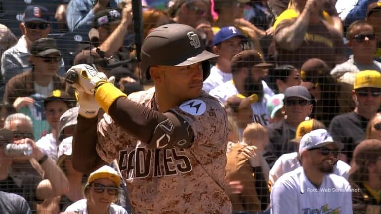 Jose Iglesias bateando con San Diego Padres