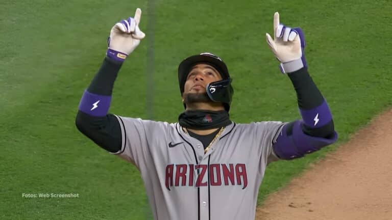 Lourdes Gurriel Jr. señala el cielo tras jonrón con Arizona Diamondbacks