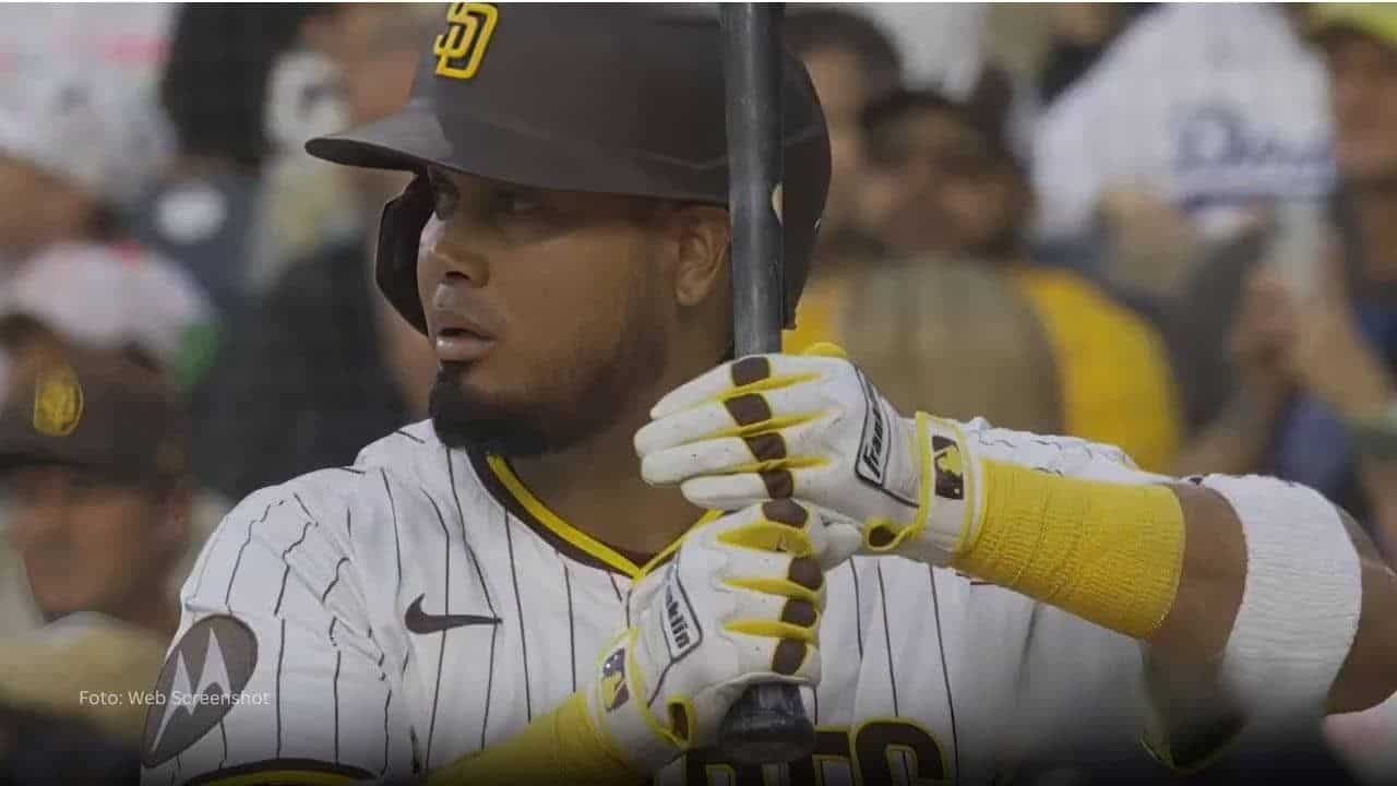 Luis Arráez tomando turno con San Diego Padres
