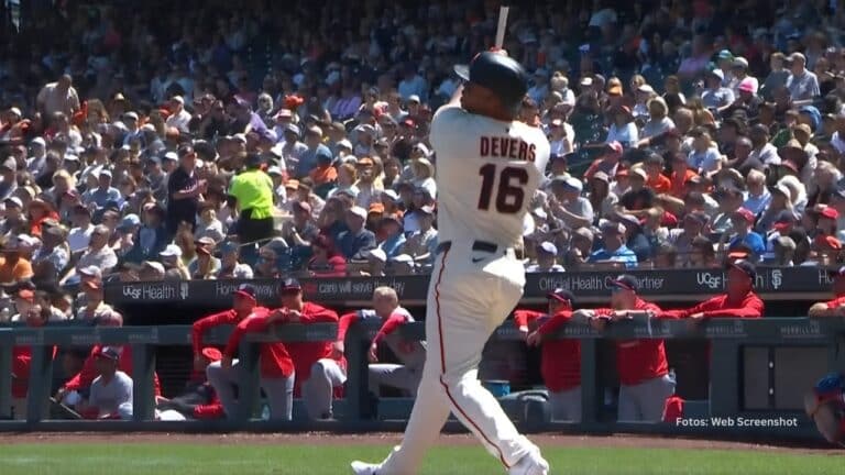 Rafael Devers bateando con San Francisco Giants