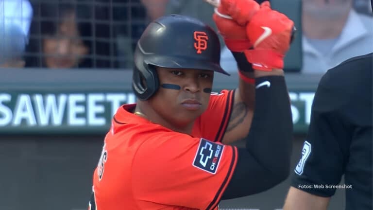 Rafael Devers bateando con San Francisco Giants