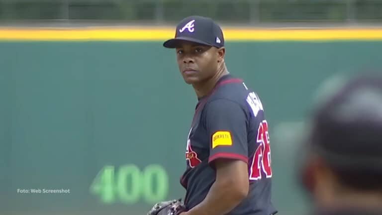 Raisel Iglesias en un juego con Atlanta Braves