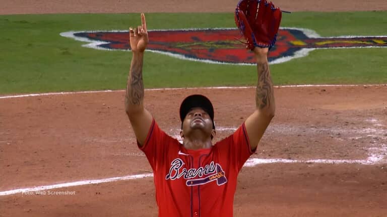 Raisel Iglesias en un juego con Atlanta Braves