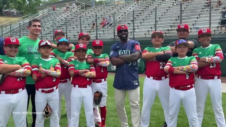 Randy Arozarena junto al equipo de Mexico de Pequeñas Ligas