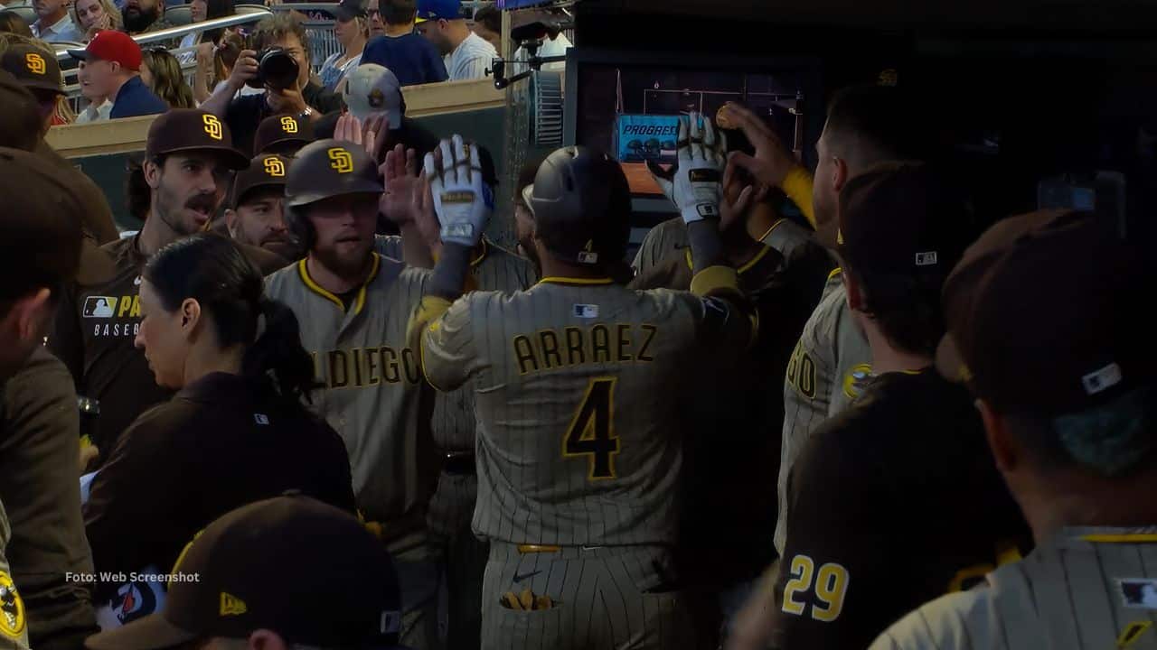 Luis Arráez respondió a la ovación de los fanáticos en Minnesota con un largo batazo.