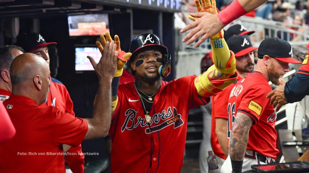 Ronald Acuña Jr. y Noelvi Marte son los únicos jugadores de la Liga Nacional que combinan un promedio de .300+ y un slugging de .500+. Photo: Rich von Biberstein/Icon Sportswire