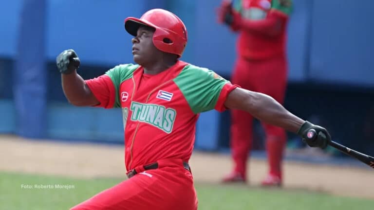 Danel Castro bateando con Las Tunas en el beisbol cubano