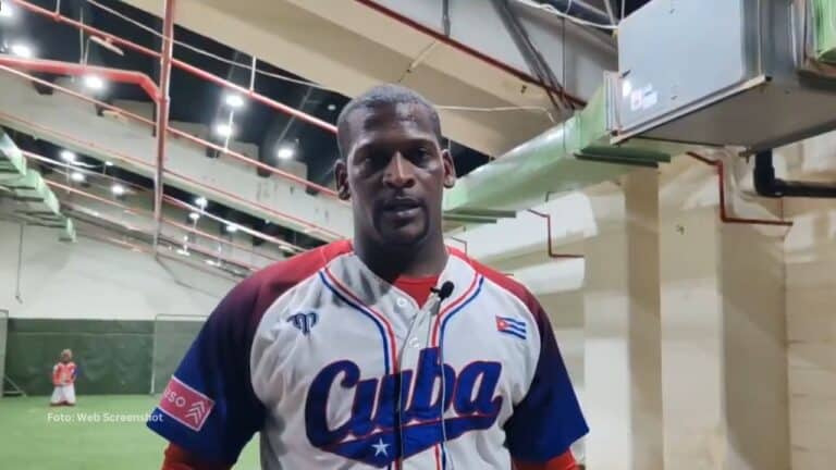 El cubano Yoennis Yera lanzó para Tiburones de La Guaira en la campaña 2024-25 de la LVBP.