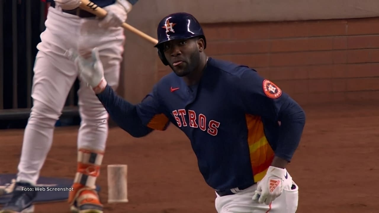 Yordan Alvarez bateando con Houston Astros