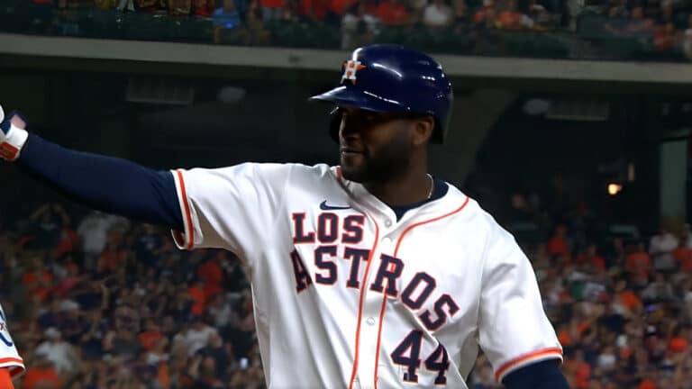Yordan Alvarez celebra una carrera con el conjunto de Houston Astros