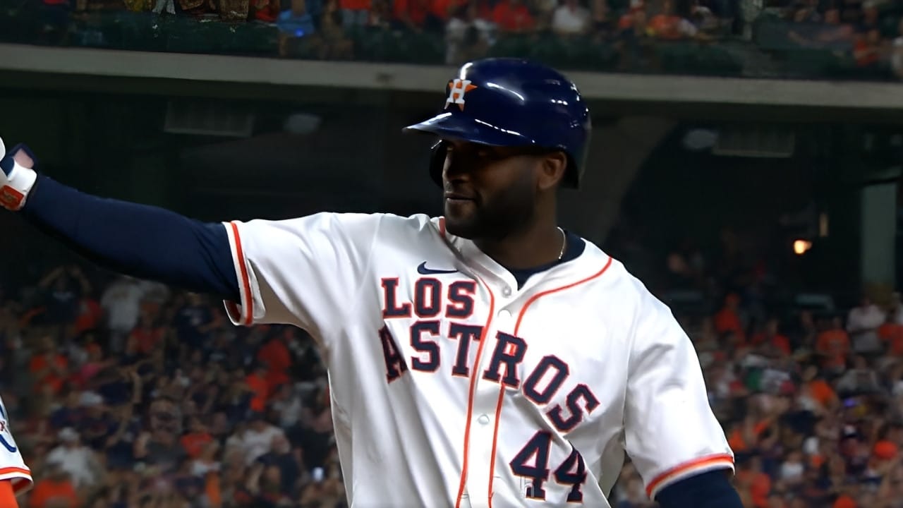 Yordan Alvarez celebra una carrera con el conjunto de Houston Astros