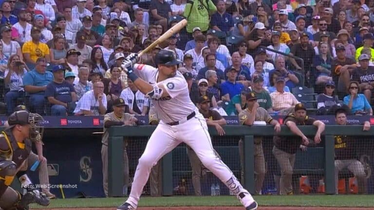 El receptor de Cal Raleigh tiene 30 jonrones como zurdo y 20 como derecho este año.