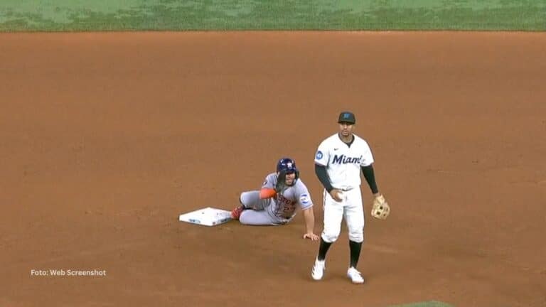 Jose Altuve llegó a tercera gracias a sencillo remolcador de Carlos Correa y anotó empujado por Christian Walker.