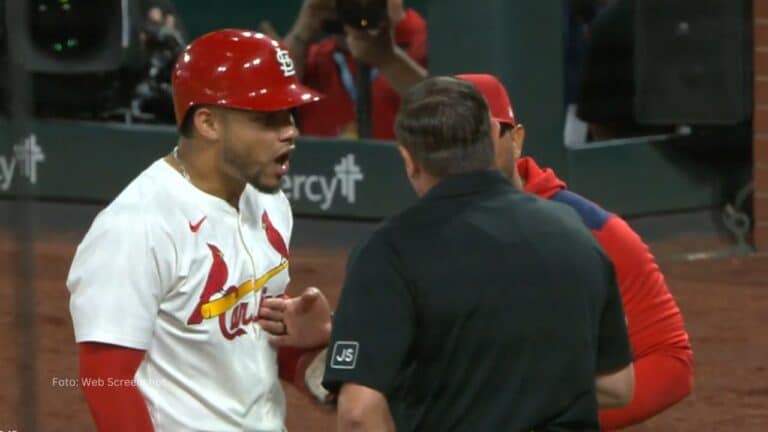 Major League Baseball (MLB) hizo oficial este martes 26 de agosto la suspensión del primera base venezolano de St. Louis Cardinals, Willson Contreras