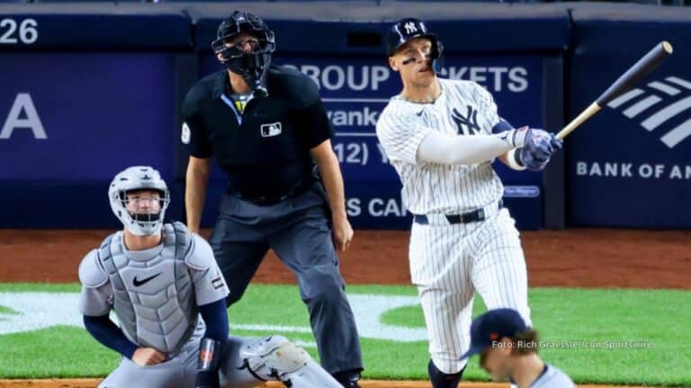 Aaron Judge conectando jonrón con New York Yankees