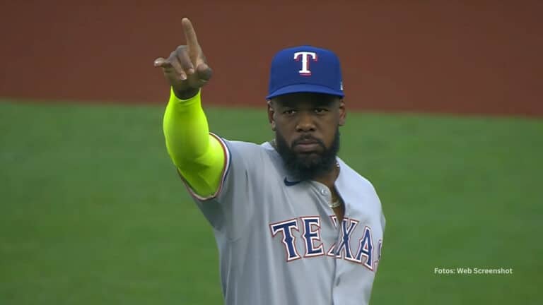 Adolis Garcia en un juego con Texas Rangers