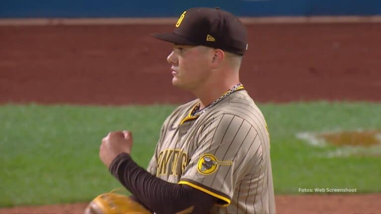 Adrián Morejón es el relevista de San Diego con más triunfos en una temporada regular, desplazando a un Salón de la Fama.