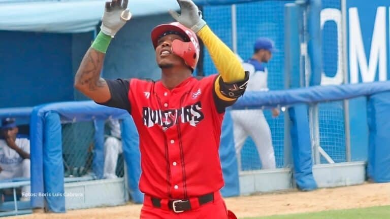 Adriel Labrada en un juego con Santiago de Cuba