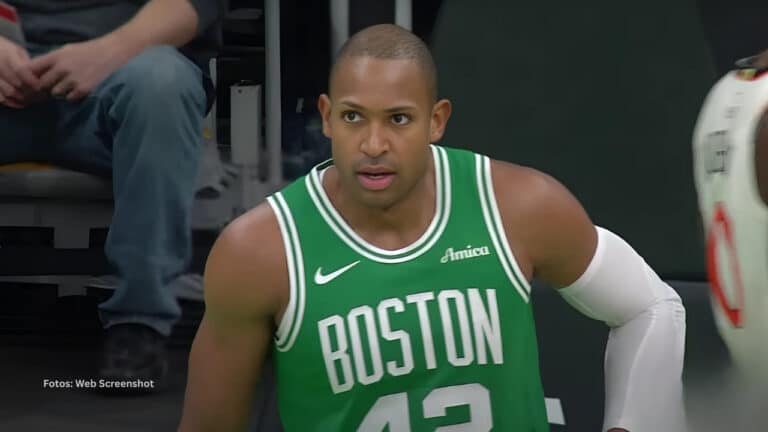 Al Horford en un juego con Boston Celtics