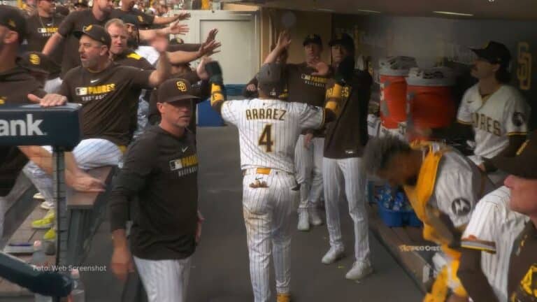 Luis Arráez fue el encargado de empatar el juego entre San Diego y Colorado en Petco Park.