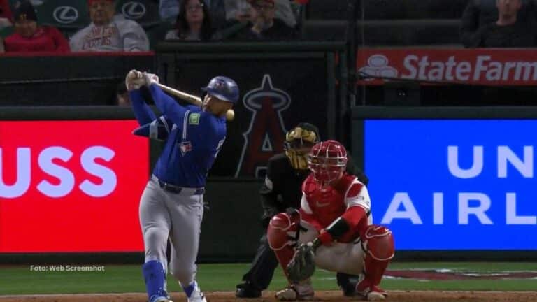 El pelotero venezolano Anthony Santander bateando