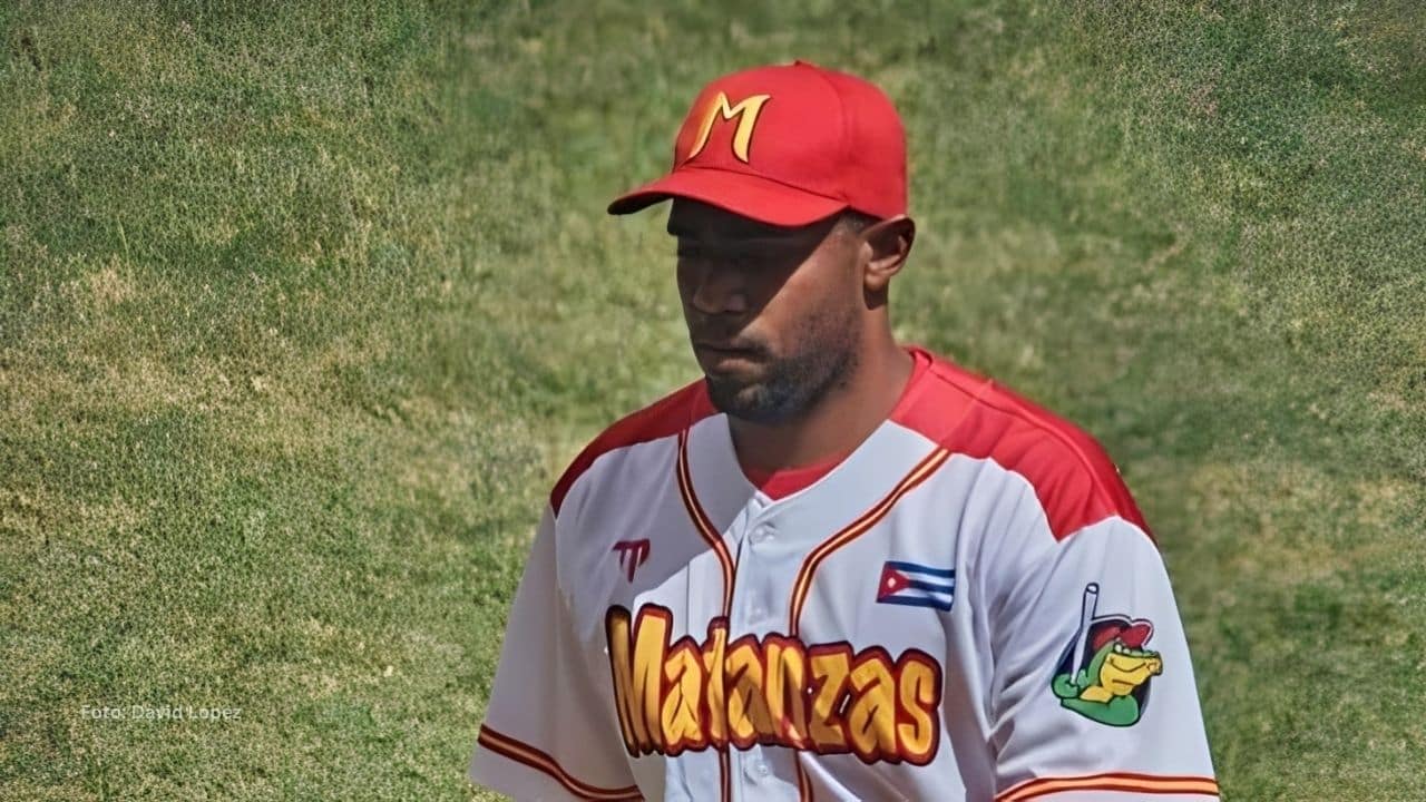 Armando Dueñas en un juego con Matanzas en el Beisbol Cubano