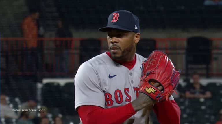 Aroldis Chapman, a sus 37 años de edad, sigue lanzando a más de 100 millas por hora de forma regular.