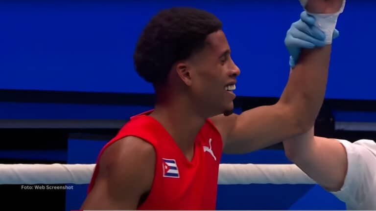 Boxeador cubano Alejandro Claro sonríe tras conseguir la victoria en una pelea de boxeo
