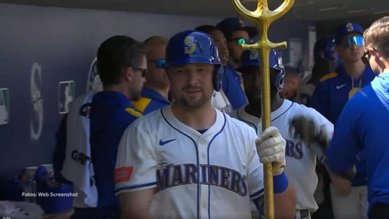 Cal Raleigh celebra jonrón en el dugout de Seattle Mariners