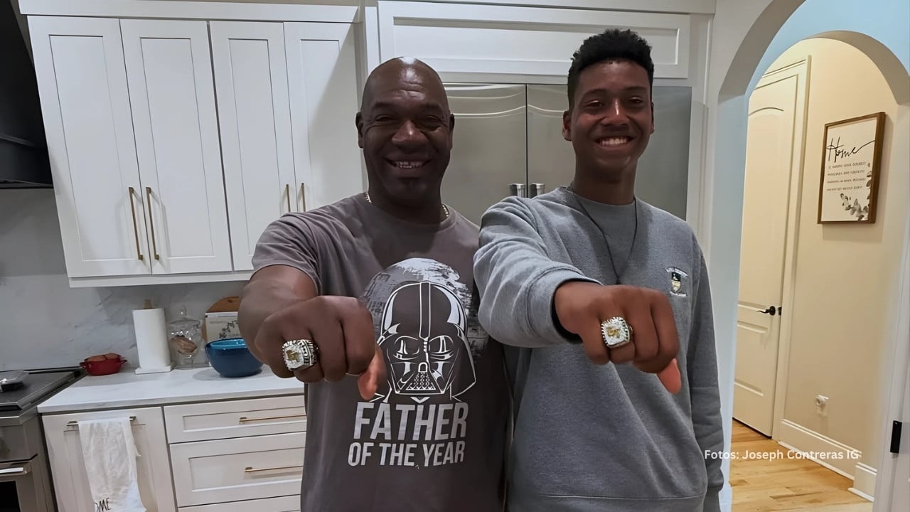 Jose Contreras junto a su hijo en su casa