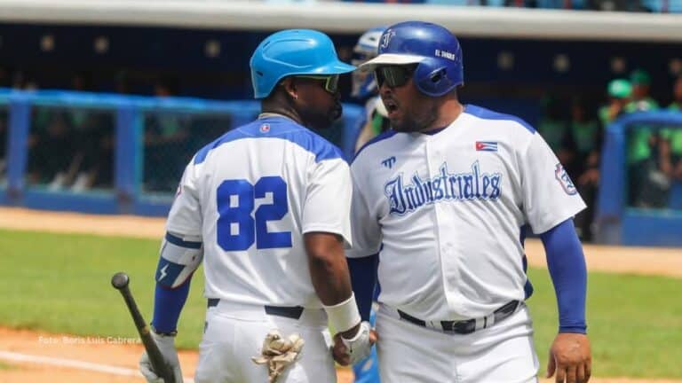 Yasmany Tomás mostró nuevamente una grandiosa forma ofensiva y fue clave en el primer triunfo de Industriales con jonrón incluido.