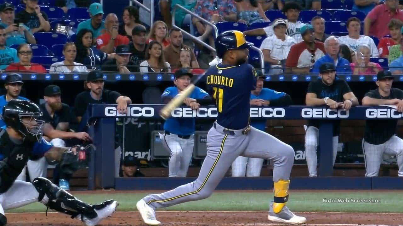 Jackson Chourio bateando con Milwaukee Brewers