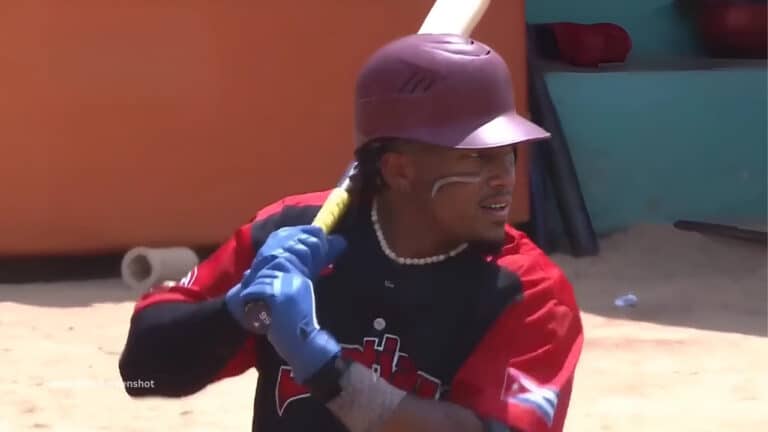 Jeison Martínez bateando con el conjunto de Santiago en la Liga Elite del Beisbol Cubano